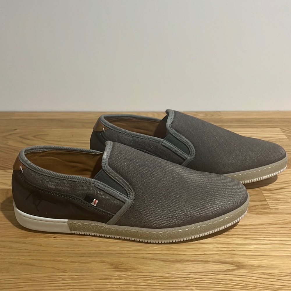 Brand new size 9 Bullboxer slip on sneaker